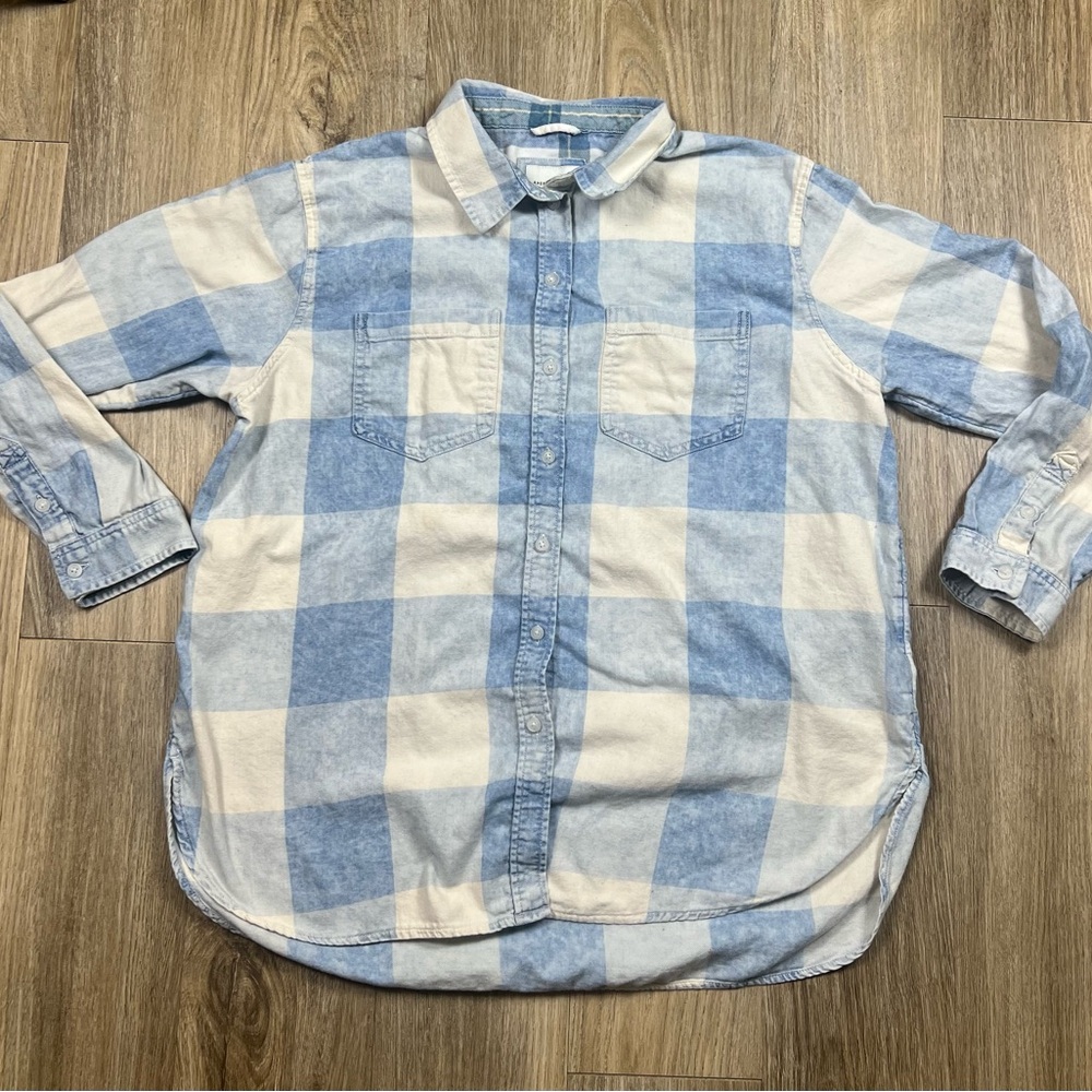 American Eagle Outfitters Blue and White Casual Button Down Shirt